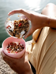 23.6盎司便携式早餐杯，带盖 - 可分隔燕麦片和酸奶，也可盛放沙拉和麦片，方便携带 - 彩色 - 查看 8