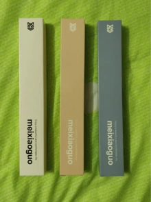 这款优质便携式独立包装的日常必备牙刷，采用柔软刷毛，适合家庭使用。这款超软牙刷专为敏感牙齿设计。超细刷毛可深入清洁牙缝和敏感牙龈，消除牙菌斑引起的口臭，保持口气清新。