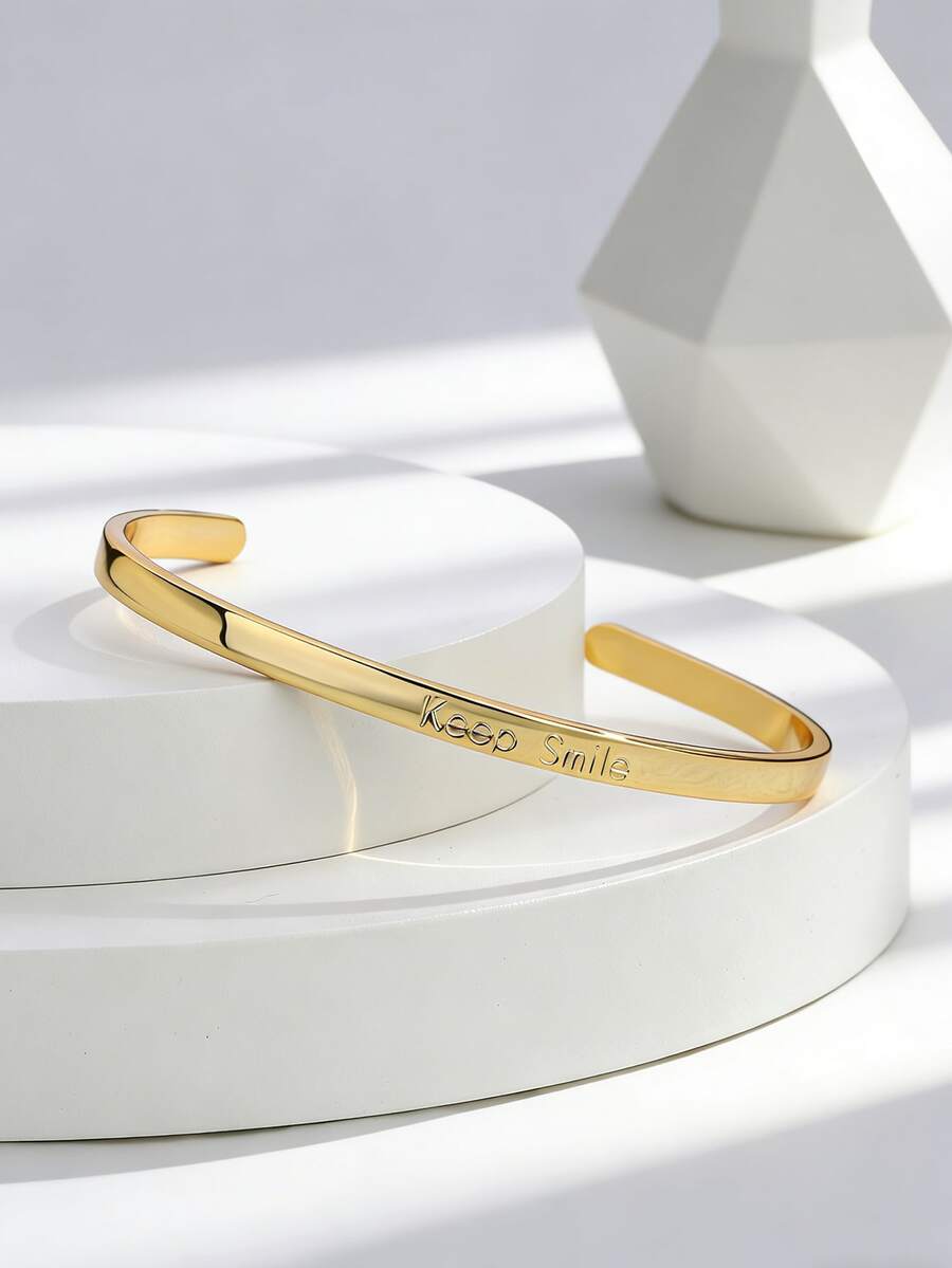 Charm-In 女士镀金“保持微笑”刻字开口手镯 - 适合日常穿搭/早午餐/工作场合，生日/毕业典礼送她的贴心礼物 - 金色 - 查看 1