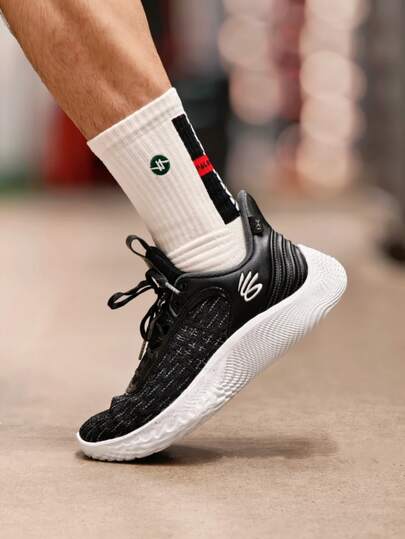  Under Armour Curry 9 Bekväma och Mångsidiga Låga Basketskor för Herr, Svart och Vit