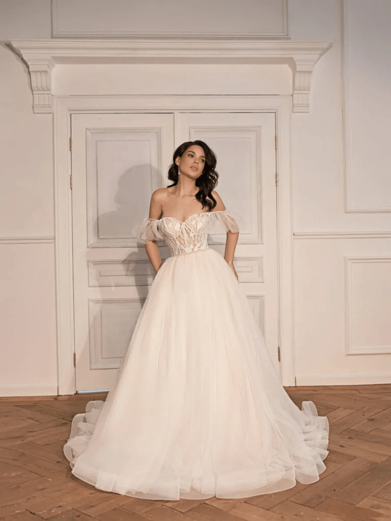 Enchanting Boat Neck Wedding Dress with Alluring Sweetheart Neckline and Open Back – Sophisticated Floor-Length A-Line Gown Featuring a Flattering Wide Neckline, Daring Rear Cutout, and Gracefully Flowing Silhouette, Perfect for Weddings, Christmas Galas, Halloween Balls, Formal Dances, Birthday Celebrations, and Special Evening Events. A Versatile Choice for Wedding Receptions, Holiday Parties, Anniversary Dinners, Resort Getaways, Black-Tie Occasions, Cocktail Gatherings, Bridal Showers, Wedding Guest Attire, Graduation Formals, Homecoming Events, and as a Timeless Bridesmaid or Dramatic Evening Gown. - Blanco - Ver 1