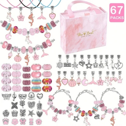 67件DIY手链串珠套装，包含独角兽和美人鱼主题，内含60个吊坠、3条手链和3条项链，是生日、圣诞节、新年、情人节的完美礼物，美人鱼尾巴设计