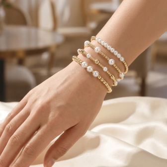 Conjunto de 4 piezas de traje elegante de imitación de perla antigua, pulsera de imitación de perla + cuentas de cobre, pulsera apilable, pulsera de hermanas, adecuada para el transporte diario de mujeres, regalos familiares, regalos de cumpleaños, regalos del Día de San Valentín, regalos para mujeres, regalos de aniversario