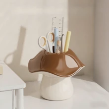 Esta adorable caja de almacenamiento con forma de seta es un organizador de escritorio multifuncional con compartimentos abiertos y cerrados, adecuado para guardar bolígrafos, lápices, pinceles de maquillaje y tijeras. Es duradero y fácil de limpiar, con una base resistente y una tapa ergonómica, lo que le da un toque decorativo a su espacio de trabajo.