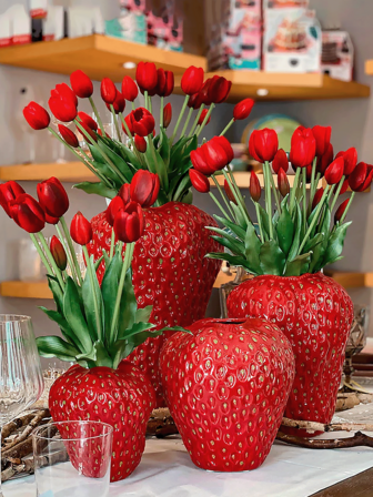 1pc Resin Strawberry Vase Decor, Handmade Realistic Strawberry Indoor/Outdoor Ornament, Resin Material, Bohemian Style Home Decor Gift, Birthday/Graduation Present