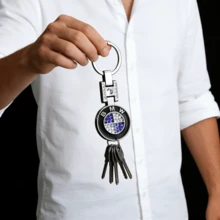 1个闪亮钻石宝马钥匙扣 - 时尚汽车配饰，镶嵌闪耀钻石，配有金色金属环和链条。完美的女士时尚配饰。时尚钥匙扣 | 闪亮设计 | 独特单品