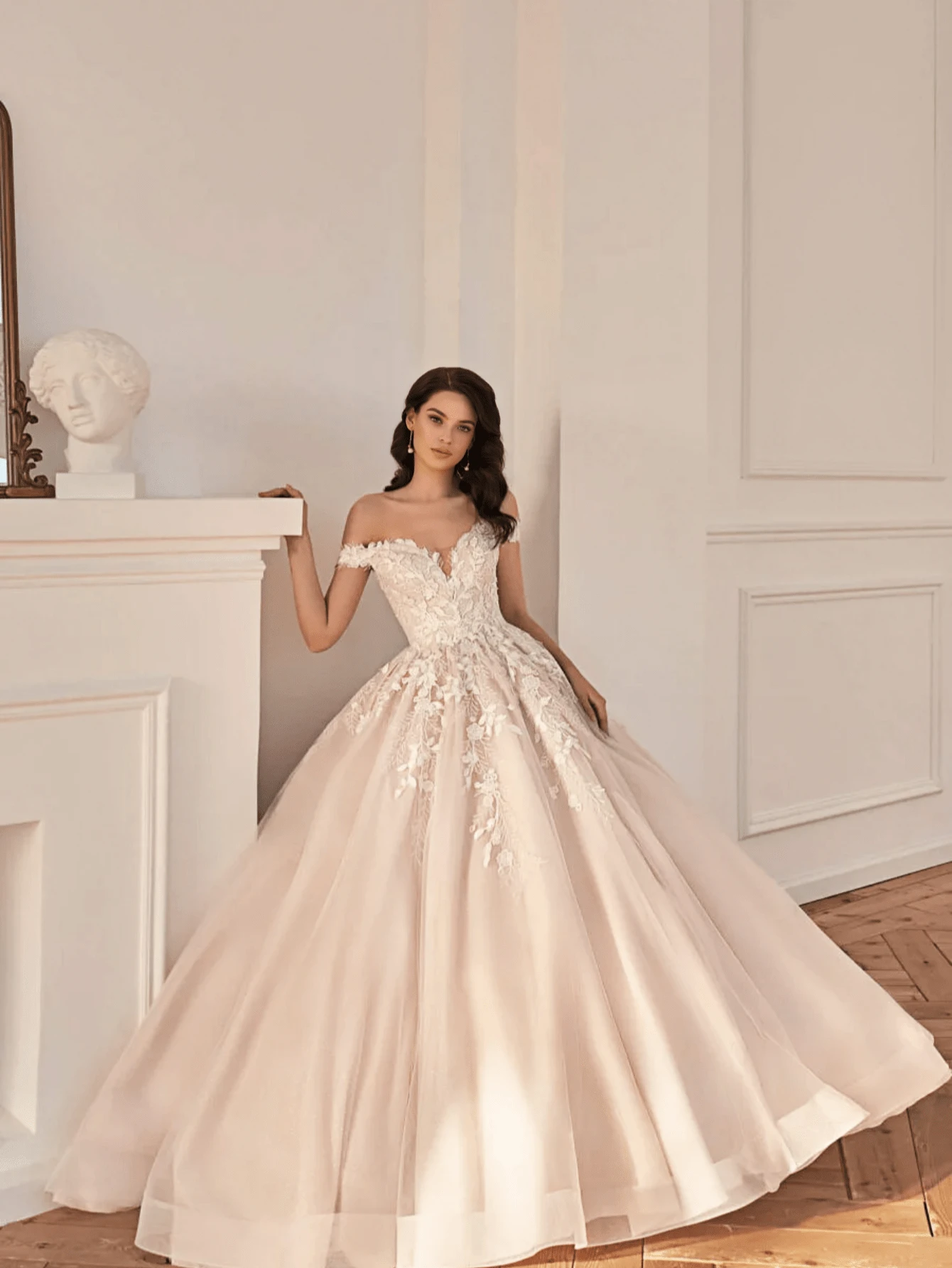 Exquisite Floral Appliqué Boat Neck Wedding Dress with Chic Open Back – Sophisticated Floor-Length A-Line Gown Featuring a Graceful Wide Neckline, Daring Rear Cutout, Intricate Floral Bodice Embellishments, and an Elegantly Flowing Silhouette, Perfect for Weddings, Christmas Galas, Halloween Balls, Formal Dances, Birthday Celebrations, and Special Evening Events. A Versatile Choice for Wedding Receptions, Holiday Parties, Anniversary Dinners, Luxury Getaways, Black-Tie Occasions, Cocktail Gatherings, Bridal Showers, Wedding Guest Attire, Graduation Formals, Homecoming Events, and as a Breathtaking Bridesmaid or Statement Evening Gown. - Blanco - Ver 1
