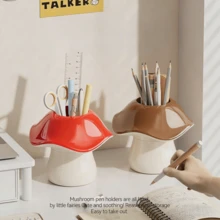 Esta adorable caja de almacenamiento con forma de seta es un organizador de escritorio multifuncional con compartimentos abiertos y cerrados, adecuado para guardar bolígrafos, lápices, pinceles de maquillaje y tijeras. Es duradero y fácil de limpiar, con una base resistente y una tapa ergonómica, lo que le da un toque decorativo a su espacio de trabajo.