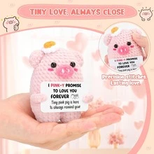 1 pieza Decoración de escritorio hecha a mano a ganchillo, muñeca de cerdo rosa esponjoso lindo, regalo ideal para novia, hermana, mamá, abuela, compañera de trabajo, familia, llavero, energía positiva, creativo, adecuado para fiesta, Navidad, Día de San Valentín, Acción de Gracias, decoración del hogar, regalo pequeño, recuerdo - Multicolor - Ver 5