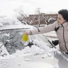 Rascador eléctrico para hielo en cristales de coche, multifuncional. Elimina capas gruesas de hielo rápida y uniformemente. Disco de rascado de plástico especial sin fibra de vidrio, no rayará ventanas. Diseño compacto y moderno, fácil de usar y cómodo. Incluye: rascador, tapa protectora, cargador, disco giratorio. Material: ABS. Color: amarillo. Tamaño: 16x11x11 cm. - amarillo - Ver 1