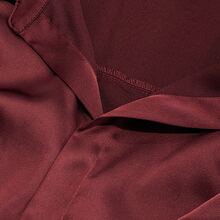 女士春夏新款优雅酒红色翻领垂褶缎面长袖连体衣，顺滑垂坠高端光泽修身百搭连体裤，适合通勤、约会、情人节等场合。 - 酒紅色 - 查看 4