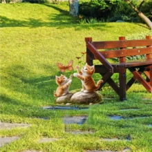 春日花园的石阶旁，两只橘白相间的小猫，一只站在石阶上，另一只蹲在石阶旁，伸出爪子轻轻触碰着翩翩飞舞的蝴蝶。它们周围环绕着簇簇鲜花和绿叶。这温馨可爱的场景充满生机，传递着纯真的童趣。它们轻柔可爱的互动营造出一种治愈而轻松的氛围，为花园增添了一抹温暖而充满活力的能量。