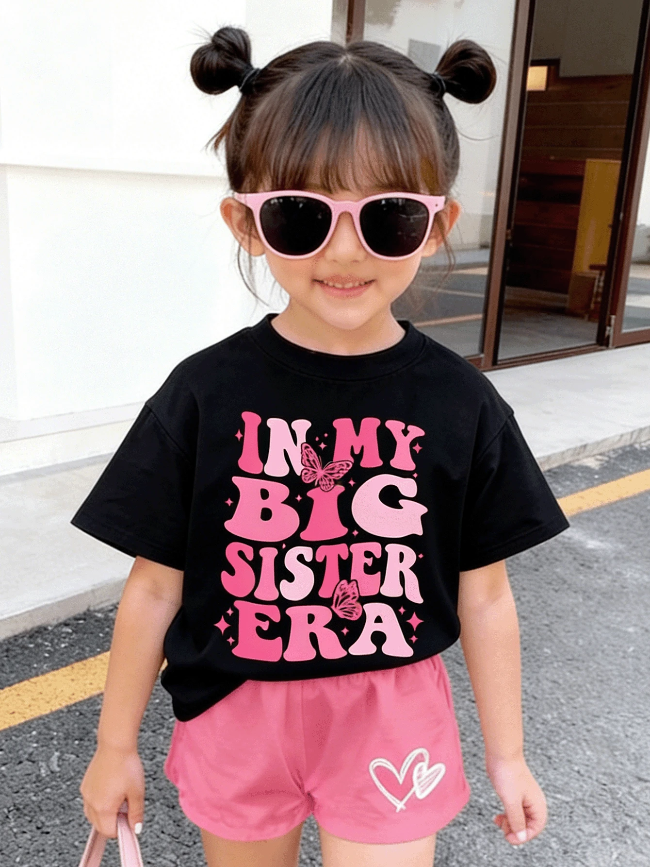 Camiseta de gola redonda com estampa gráfica fofa, casual e versátil para a escola, férias e passeios casuais, adequada para primavera, verão e outono. - Preto - Ver 1
