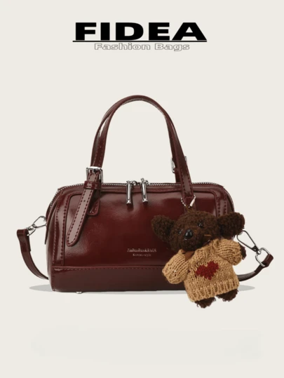 新款女士优雅手提包，单肩斜挎波士顿包，纯色PU皮革，复古时尚五金搭扣装饰，双拉链封口，配有可爱毛绒挂饰，适合旅行、购物、约会