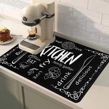 Tapete para secar louça em estilo moderno clássico (1/10 peças) com design elegante de tipografia de cozinha, apresentando garfo, faca, pizza e café em fundo preto. Perfeito para bancada, cafeteria, bar, decoração de primavera e decoração de casa. Um presente atencioso para a família. Inclui tapete para secar louça, tapete para utensílios e suporte para cafeteira. Decoração para casa.