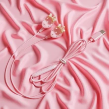 4款全新粉色数码智能耳机可选，完全兼容Type-C接口，全入耳式DIY可爱饰品粉色草莓/蝴蝶结等有线耳机，带音量调节功能、内置麦克风、高清通话手机耳机、音乐耳机、学生耳机，兼容苹果、OPPO、vivo、荣耀、华为等手机。