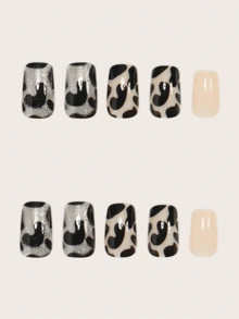 24片中号美甲贴纸，瞬间提升你的美甲造型！时尚Y2K豹纹按压式全覆盖假指甲，适合女性和女孩。包含1张贴纸和1个迷你指甲锉，采用果冻凝胶材质，颜色随机发货。