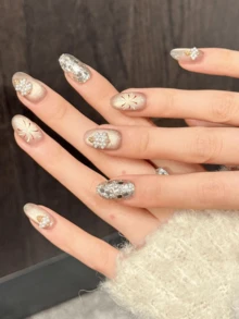 10 قطع ملصقات أظافر بيضاوية قصيرة يدوية الصنع، مناسبة للحفلات والاستخدام اليومي، لون شمبانيا وألوان اللؤلؤ والنار الاصطناعية، بشكل بيضاوي قصير، سهلة الارتداء. 10 قطع ملصقات أظافر يدوية من طراز Y2K، مناسبة للفتيات والنساء لارتدائها في حفلات العطلات والمناسبات اليومية. مستلزمات الأظافر - لون شمبانيي - مشاهدة 3