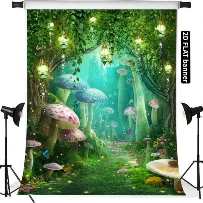 Phông nền của khu rừng ánh sáng xanh "Thiên đường bí mật" có hình ảnh những dây đèn uốn cong hình cây, những cây nấm khổng lồ, những bãi cỏ đầy hoa, những chấm sao phát quang và những hình trang trí bướm nhiều màu sắc. Được làm từ polyester, nó có khả năng chống thấm nước và chống nhăn, và không cần nguồn điện.