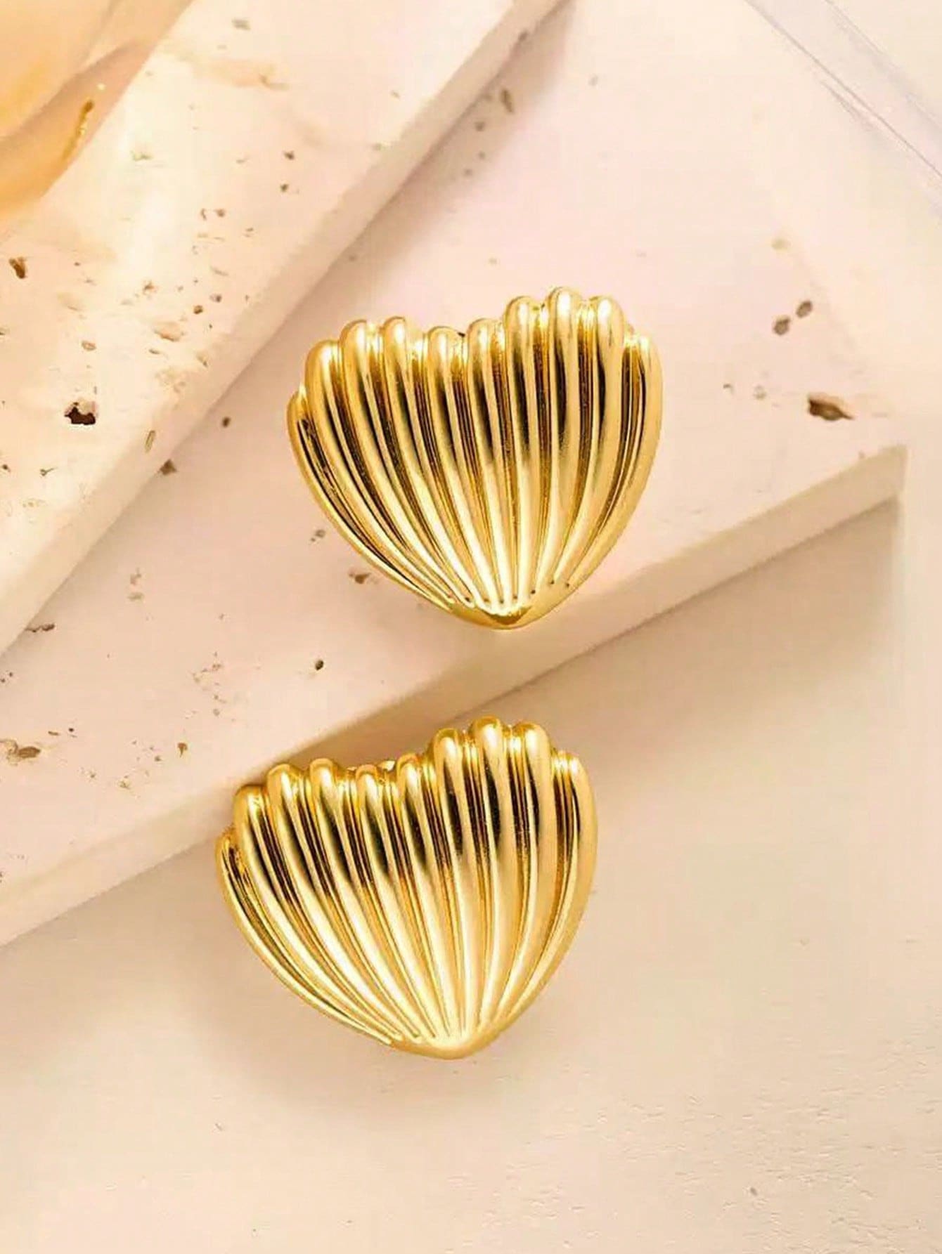 1对心形纹理耳钉，经典百搭，适合日常佩戴和送礼 - 愛心耳環 - 查看 1