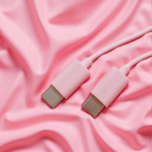 4款全新粉色数码智能耳机可选，完全兼容Type-C接口，全入耳式DIY可爱饰品粉色草莓/蝴蝶结等有线耳机，带音量调节功能、内置麦克风、高清通话手机耳机、音乐耳机、学生耳机，兼容苹果、OPPO、vivo、荣耀、华为等手机。