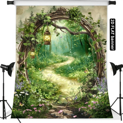 El fondo de tela verde del bosque de luz oculta el paraíso con características como arcos de luces en los árboles, setas gigantes, céspedes con flores, puntos de estrellas fluorescentes y decoraciones de mariposas coloridas.