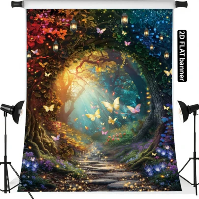 Der Hintergrundstoff des grünen Lichtwald-Geheimparadieses zeigt Baumbögen mit Lichterketten, riesige Pilze, blühende Rasenflächen, fluoreszierende Sternenmuster und bunte Schmetterlingsdekoration. Aus Polyester gefertigt, ist er wasserdicht und knitterfrei und benötigt keine Stromversorgung.