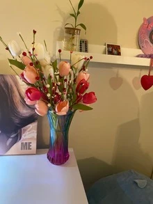 16.93英寸人造郁金香花束，5朵花，仿真郁金香点缀浆果，适合家居、办公室、婚礼和派对装饰，母亲节和情人节礼物 - 彩色 - 查看 11