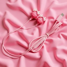 4款全新粉色数码智能耳机可选，完全兼容Type-C接口，全入耳式DIY可爱饰品粉色草莓/蝴蝶结等有线耳机，带音量调节功能、内置麦克风、高清通话手机耳机、音乐耳机、学生耳机，兼容苹果、OPPO、vivo、荣耀、华为等手机。