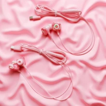 4款全新粉色数码智能耳机可选，完全兼容Type-C接口，全入耳式DIY可爱饰品粉色草莓/蝴蝶结等有线耳机，带音量调节功能、内置麦克风、高清通话手机耳机、音乐耳机、学生耳机，兼容苹果、OPPO、vivo、荣耀、华为等手机。