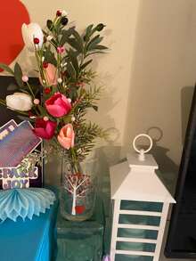 16.93英寸人造郁金香花束，5朵花，仿真郁金香点缀浆果，适合家居、办公室、婚礼和派对装饰，母亲节和情人节礼物 - 彩色 - 查看 3