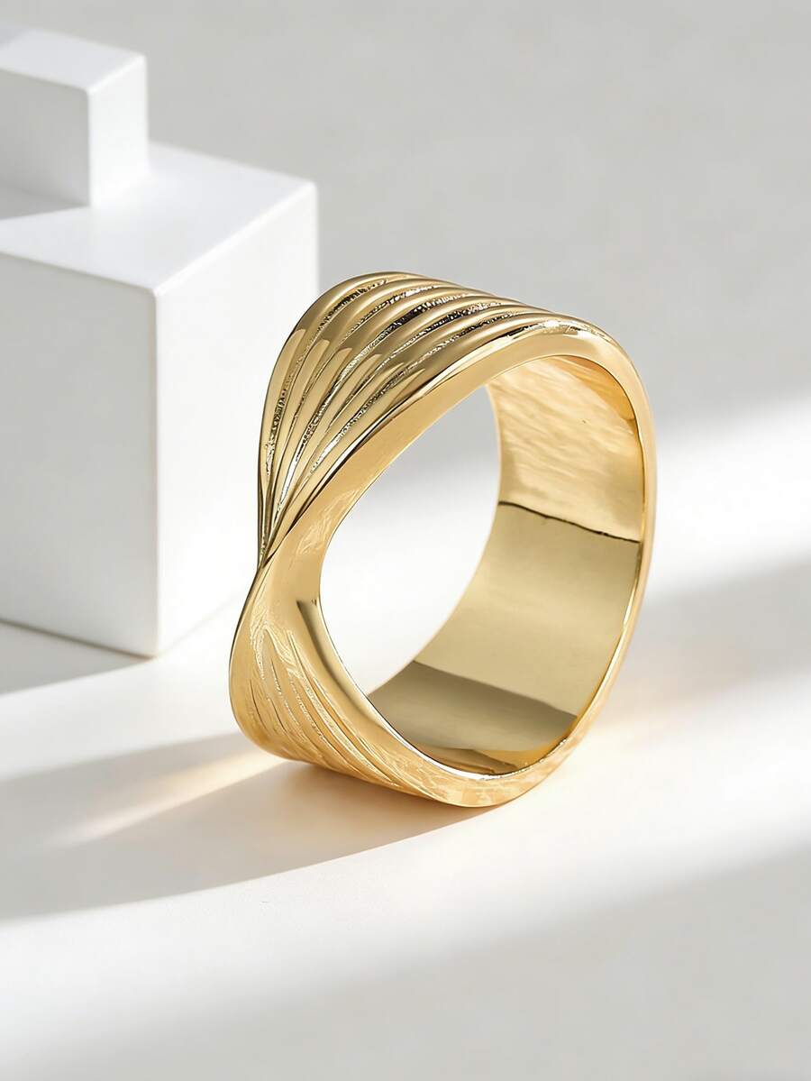 Charm-In 女士镀金多条纹扭纹宽戒指 | 现代艺术感十足的个性饰品，适合日常佩戴/派对场合，周年纪念/送给女友的理想礼物 - 金色 - 查看 1