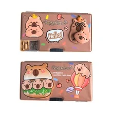 Estuchera Escolar de Capibara con Sacapuntas Integrado – Lapicera Organizadora Multifuncional con Diseño Kawaii de Capibara, Disponible en 3 Diseños Diferentes, Amplio Compartimento para Lápices, Colores y Útiles Escolares, Material Resistente y Duradero, Ideal para Niños, Estudiantes y Uso Diario en Escuela, Hogar u Oficina - Caqui - Ver 2