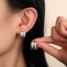 1-9 对金银混合几何亮面耳夹，采用优质树脂材料制成，适合日常通勤佩戴。 - 金色 - 查看 6