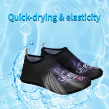 黑色底紫色狼头图案休闲鞋 - 酷炫时尚：黑色鞋面搭配紫色狼头图案，采用轻盈透气的材质，贴合脚型，兼具休闲鞋的日常舒适性和水鞋的场景适应性。适合居家休闲、泳池戏水、沙滩漫步和瑜伽轻度运动。 - 黑色 - 查看 2