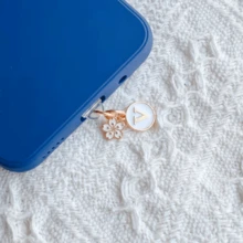 一款印有26个字母（A-Z）的白色手机防尘塞，并配有花朵吊坠。适合作为生日或节日礼物。兼容苹果Type-C接口（26个字母随机发货）。 - 彩色 - 查看 3