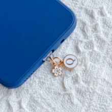 一款印有26个字母（A-Z）的白色手机防尘塞，并配有花朵吊坠。适合作为生日或节日礼物。兼容苹果Type-C接口（26个字母随机发货）。 - 彩色 - 查看 7