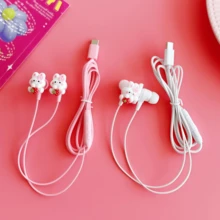 1 件全新粉白配色数码智能耳机，可选配 Type-C 接口，完全兼容，全入耳式 DIY 可爱兔子手捧草莓饰品耳机，带音量调节功能