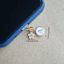 一款印有26个字母（A-Z）的白色手机防尘塞，并配有花朵吊坠。适合作为生日或节日礼物。兼容苹果Type-C接口（26个字母随机发货）。 - 彩色 - 查看 4