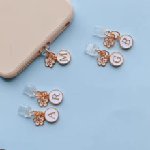 一款印有26个字母（A-Z）的白色手机防尘塞，并配有花朵吊坠。适合作为生日或节日礼物。兼容苹果Type-C接口（26个字母随机发货）。 - 彩色 - 查看 6