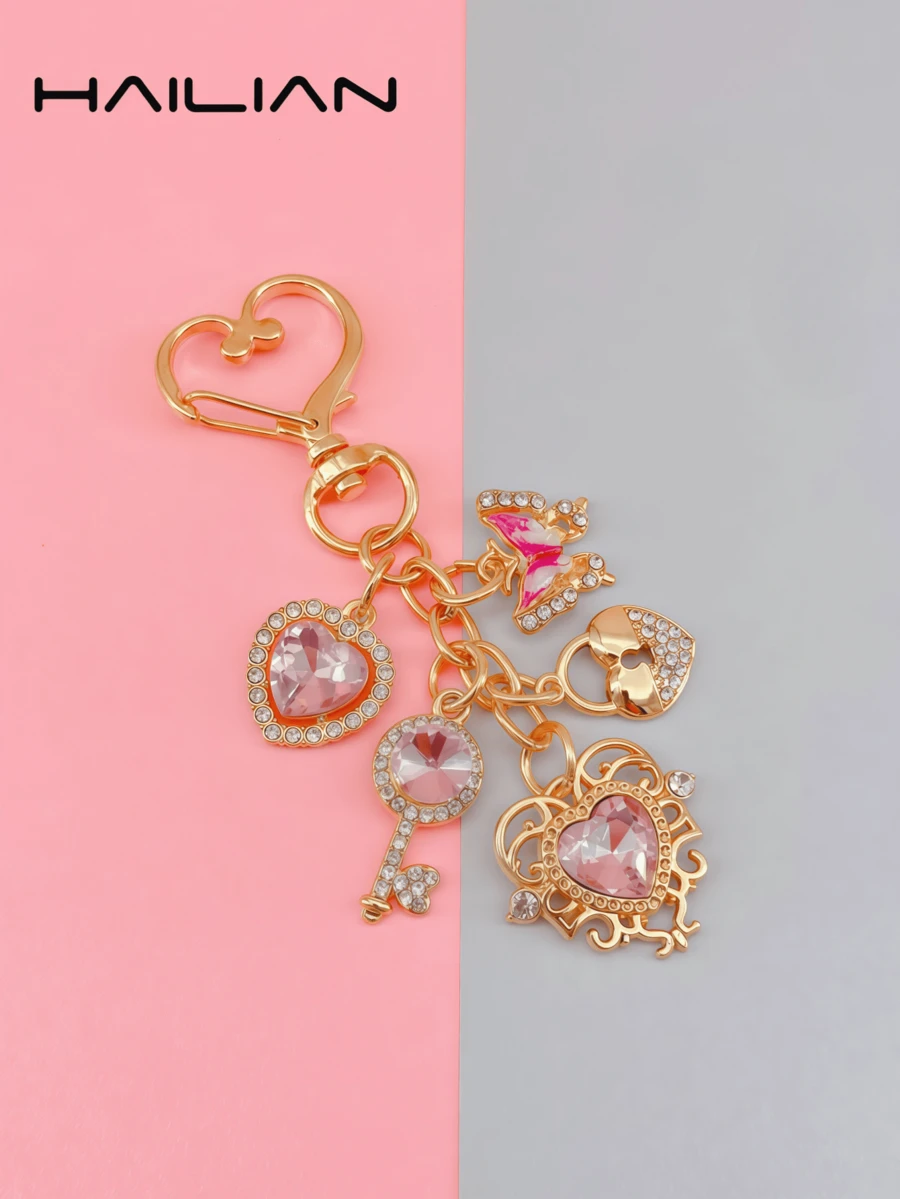 HAILIAN 这款闪亮合金包饰套装镶嵌有各种钻石、闪亮的心形、花朵和蝴蝶图案。它可以用作包饰、钥匙扣，也是送给家人、朋友或爱人的绝佳生日、节日或开学礼物。