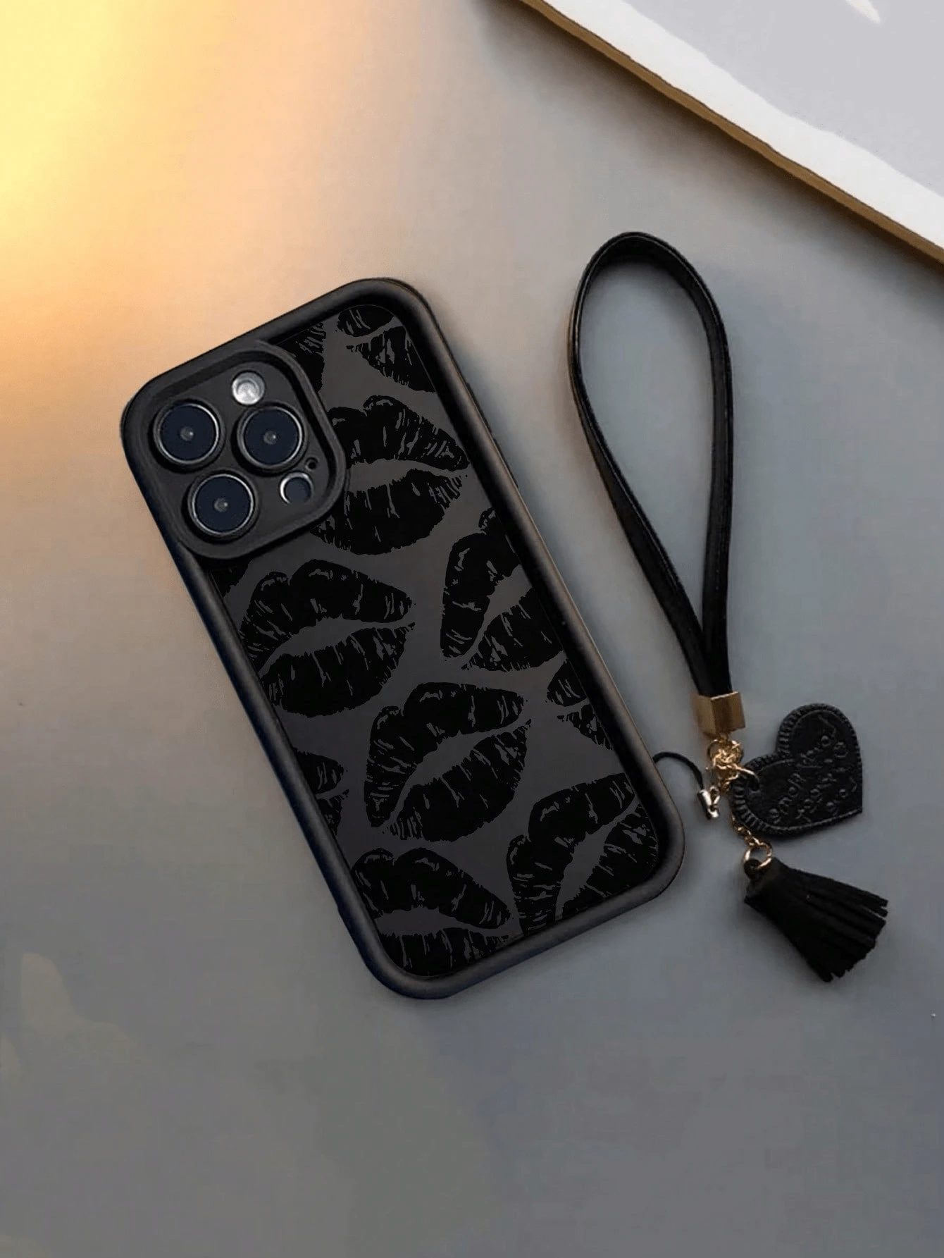 1个唇印图案精致纹理加厚防摔彩绘手机壳，配新款皮革心形腕带，可DIY手机挂饰、流苏吊坠手链，兼容系列 - 彩色 - 查看 1