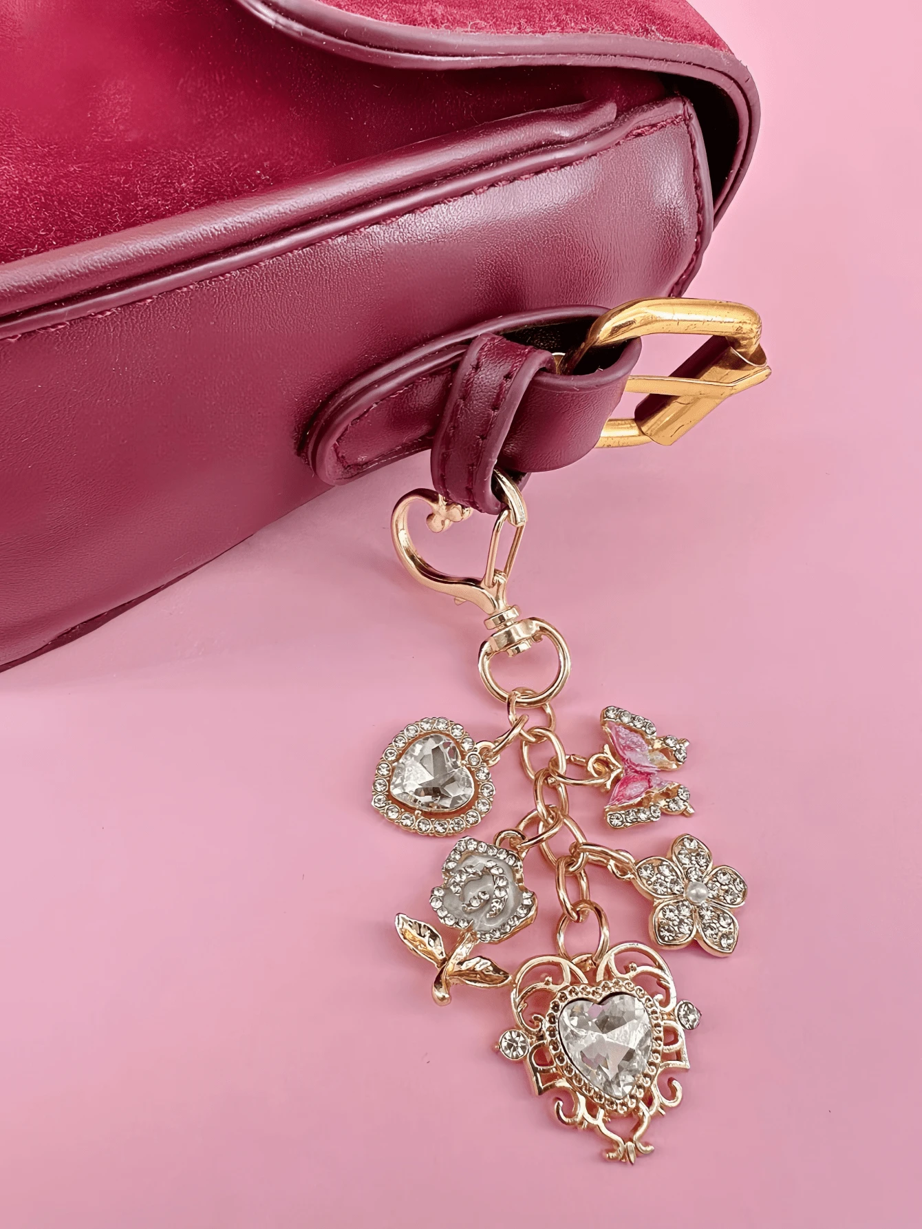 HAILIAN 这款闪亮合金包包挂饰套装镶嵌有各种钻石、闪亮的心形、花朵和蝴蝶。它可以用作包包挂饰、钥匙扣，也是送给家人、朋友或情侣的绝佳生日、节日或开学礼物。