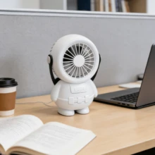 Ventilador de Escritorio USB con Luz RGB, Diseño de Astronauta - 3 Velocidades de Viento, Base Flexible, Regalo Creativo ​       Ventilador USB de Astronauta con Luces Coloridas, Pequeño Ventilador de Escritorio Nuevo Estilo! Ventilador LED de Astronauta con Efectos de Iluminación Únicos - C - Blanco - Ver 4