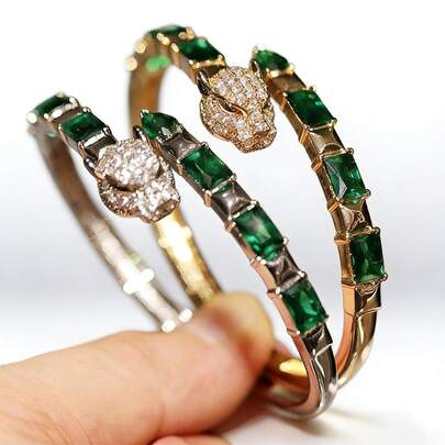 1pc 18K Gold Plated Copper Leopard Head Bangle, Fully Paved Diamond Leopard Head Design With Emerald Accent, Suitable For Formal Events, Gala And Fashion Parties, Exuding Luxury And Elegance