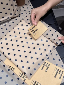 100个装高端平底服装包装袋，节日礼品包装袋，可重复使用包装袋，女士购物包装袋，平底创意DIY包装袋，加厚防水塑料袋，户外旅行服装包装袋，适用于节日、婚礼、派对礼品包装，学校、宿舍、办公室、运输和邮寄，生日、派对礼品包装 - 彩色 - 查看 2