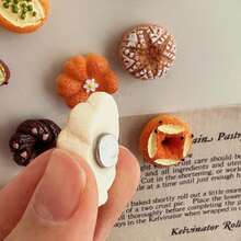 12个美味食物主题冰箱贴，创意装饰磁性贴纸，适用于厨房、家庭、办公室和白板，各种迷你食物模型，如逼真的面包、披萨和糕点，可用于冰箱和DIY手工制作。