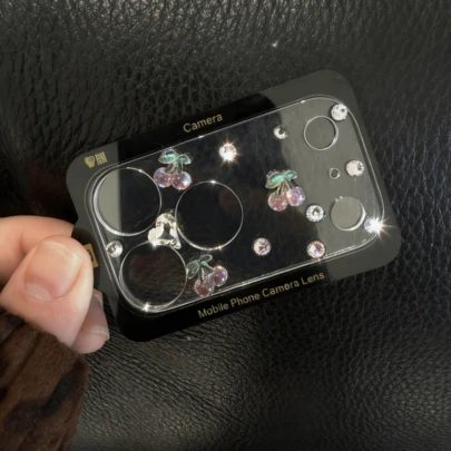 Miếng dán ống kính camera trong suốt hình lá anh đào màu hồng lấp lánh sang trọng, tương thích với iPhone 17 Pro Max/17 Pro, tươi mới và thời trang, bảo vệ toàn diện ống kính, thích hợp sử dụng hàng ngày, văn phòng, nhà. Chống thấm nước, chống sốc, chống trầy xước.