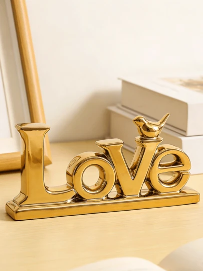 1 件复古欧式金银箔“LOVE”字母摆件，树脂材质，饰以金银箔。复古桌面摆件，是节日庆典和家居装饰的完美之选。尤其适合冬季、家居装饰、婚礼、派对、情人节和生日等场合。