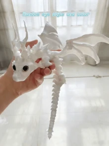 1件2026新款3D打印夜光水晶龙，带翅膀，逼真可动关节，渐变桌面摆件，男孩玩具，精致生日礼物，节日派对礼品；1件3D打印迷人甲龙雕像，黑红配色，PLA材质，无需电池，夜光系列需阳光或紫外线灯照射才能发出彩虹般的光芒，适合汽车装饰、家居及办公室装饰、客厅装饰。 - 彩色 - 查看 23